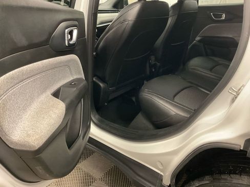 Used 2024 Jeep Compass Latitude image 27