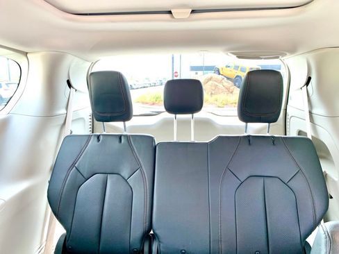 Used 2018 Chrysler Pacifica Touring-L Plus FWD image 15