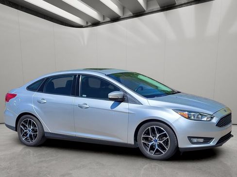Used 2018 Ford Focus SEL w/ Cold Weather Package FWD image 5