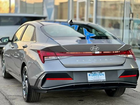 Used 2025 Hyundai Elantra SEL image 3