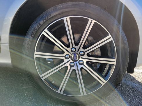Used 2015 Volvo XC60 T5 Premier w/ Proximity Package FWD image 13