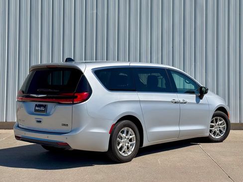 Used 2024 Chrysler Pacifica Touring-L FWD image 6