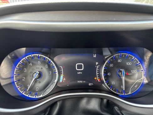 Used 2024 Chrysler Pacifica Touring-L FWD image 13