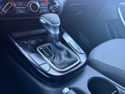 Used 2025 Kia Soul LX w/ LX Technology Package FWD image 39