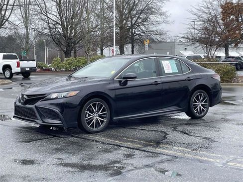 Used 2021 Toyota Camry LE image 1