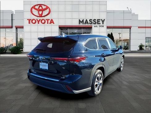 Used 2024 Toyota Highlander XLE image 3