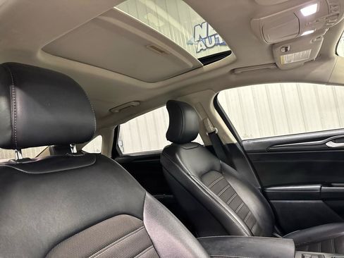 Used 2018 Ford Fusion SE w/ Equipment Group 201A FWD image 13