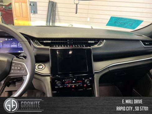 Used 2024 Jeep Grand Cherokee Altitude AWD/4WD image 13