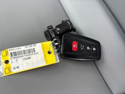 Used 2022 Toyota Highlander XLE image 29