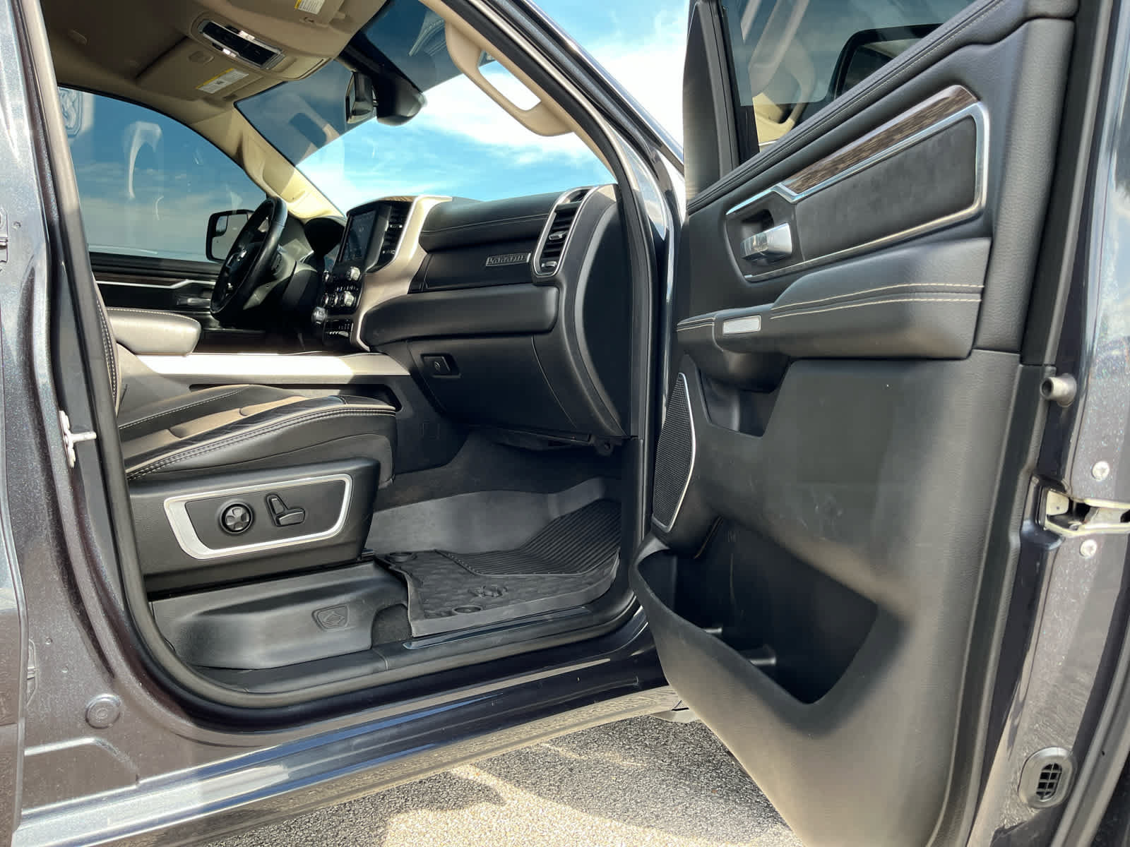 Used 2019 RAM 1500 Laramie AWD/4WD image 31
