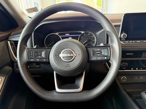 Used 2023 Nissan Rogue SV FWD image 11