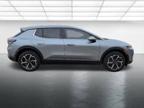 New 2026 Chevrolet Equinox EV LT image 32