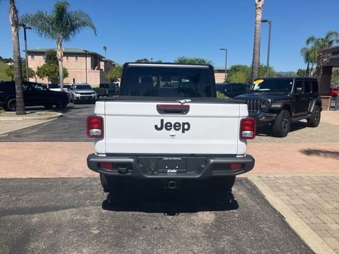 Used 2024 Jeep Gladiator Sport image 8