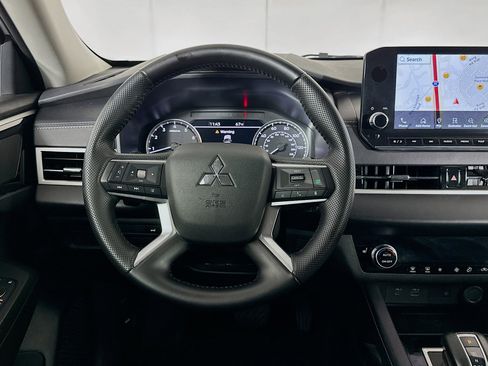 Used 2024 Mitsubishi Outlander SE image 17