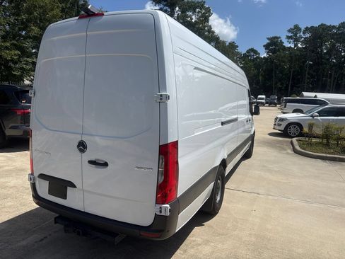 Used 2024 Mercedes-Benz Sprinter 2500 image 4