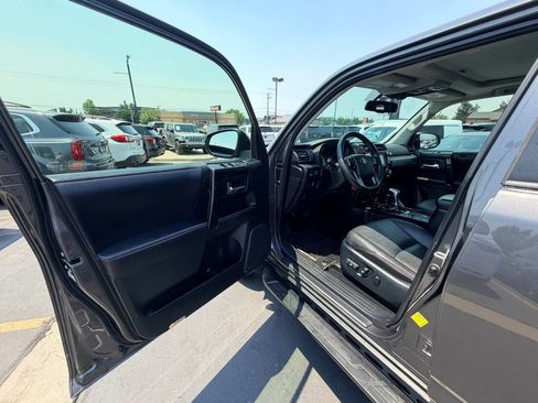 Used 2018 Toyota 4Runner TRD Off-Road Premium AWD/4WD image 10