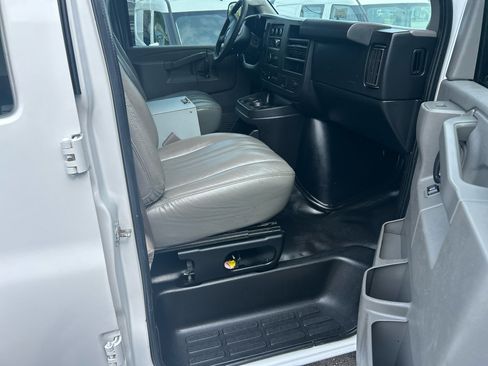 Used 2018 GMC Savana 2500 w/ Driver Convenience Package image 14