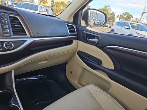 Used 2016 Toyota Highlander Limited Platinum image 11
