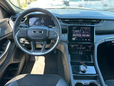 Used 2024 Jeep Grand Cherokee L Laredo image 11