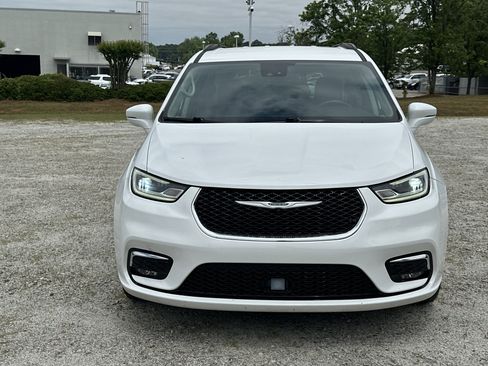 Used 2022 Chrysler Pacifica Touring-L FWD image 2