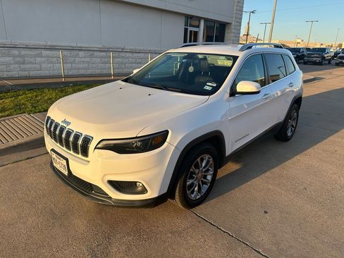 Used 2019 Jeep Cherokee Latitude Plus w/ Travel & Safety Group image 2