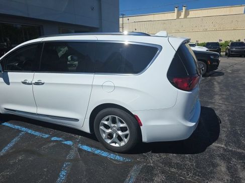 Used 2017 Chrysler Pacifica Touring-L Plus FWD image 3