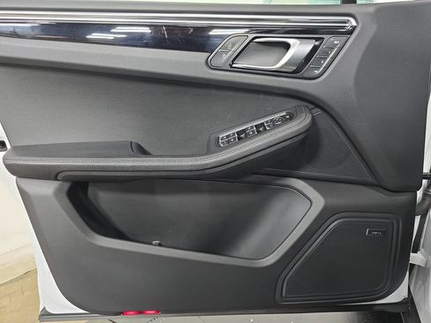 Certified 2025 Porsche Macan AWD/4WD image 22