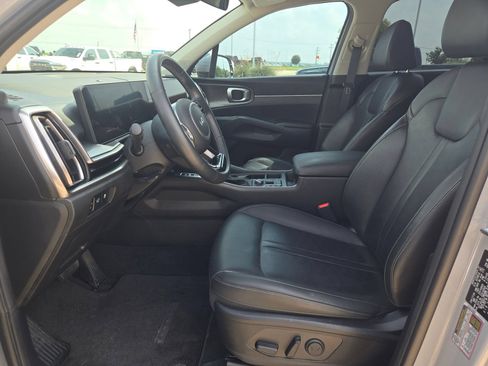 Used 2024 Kia Sorento EX w/ Panoramic Sunroof Package FWD image 9