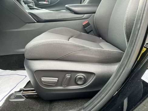 Used 2023 Toyota Venza LE image 15