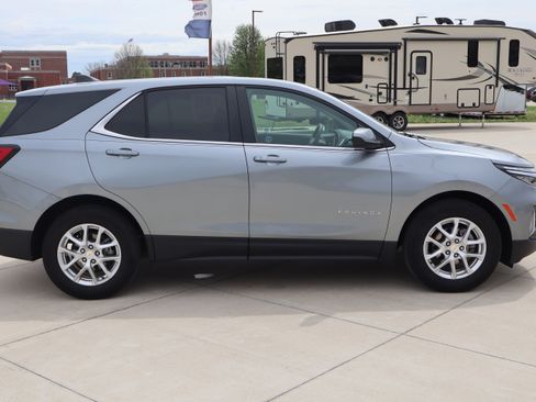 Used 2024 Chevrolet Equinox LT w/ LPO, Floor Liner Package FWD image 4