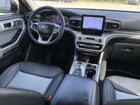 Used 2023 Ford Explorer XLT w/ Equipment Group 202A AWD/4WD image 4