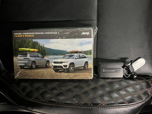 Used 2024 Jeep Grand Cherokee Summit w/ Luxury Tech Group V AWD/4WD image 44