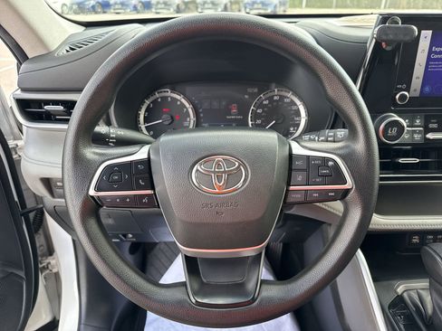 Used 2023 Toyota Highlander L image 11