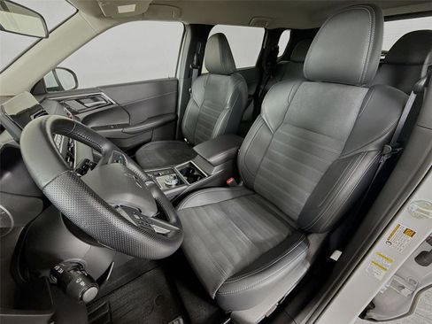 Used 2024 Mitsubishi Outlander SE image 2