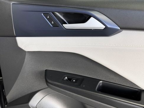 Used 2024 Volkswagen Taos SE image 27