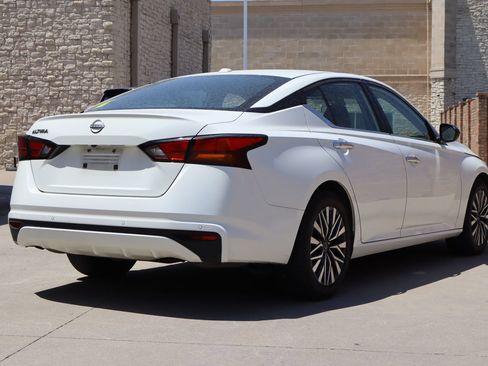 Used 2025 Nissan Altima 2.5 SV FWD image 3