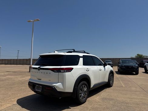 Certified 2024 Nissan Pathfinder SV FWD image 19