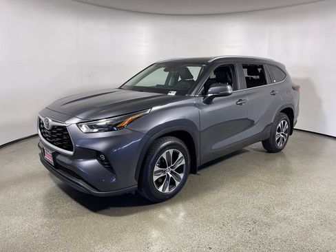 Used 2024 Toyota Highlander XLE image 7