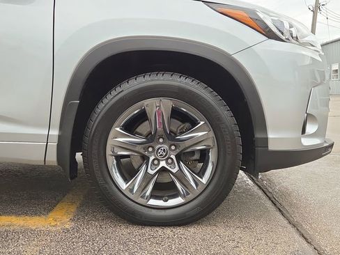 Used 2019 Toyota Highlander Limited Platinum AWD/4WD image 17