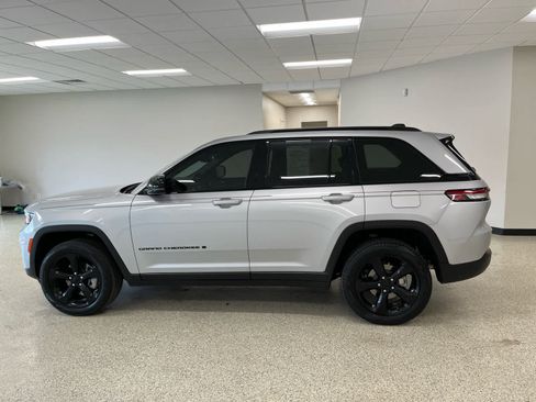 Used 2024 Jeep Grand Cherokee Limited w/ Black Appearance Package AWD/4WD image 6
