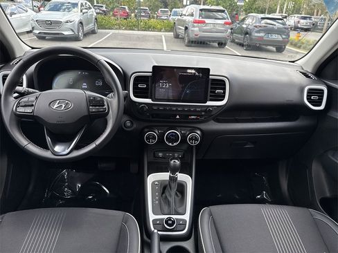 Used 2024 Hyundai Venue Limited image 15