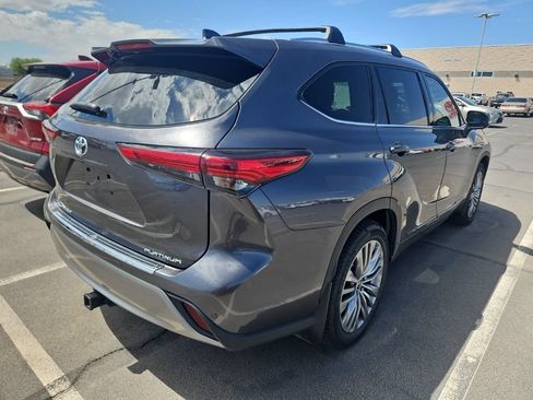 Used 2021 Toyota Highlander Platinum FWD image 3