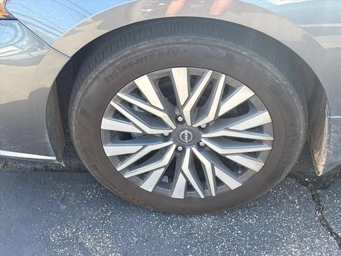 Used 2024 Nissan Altima 2.5 SV w/ SV Premium Package FWD image 14
