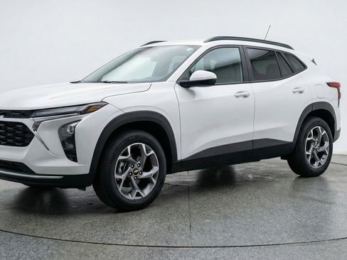 Used 2025 Chevrolet Trax LT w/ LT Convenience Package image 3