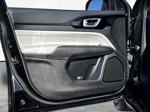 Used 2023 Jeep Compass Limited image 23