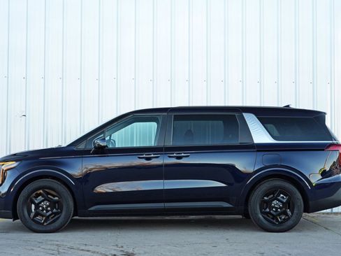 Used 2025 Kia Carnival image 9