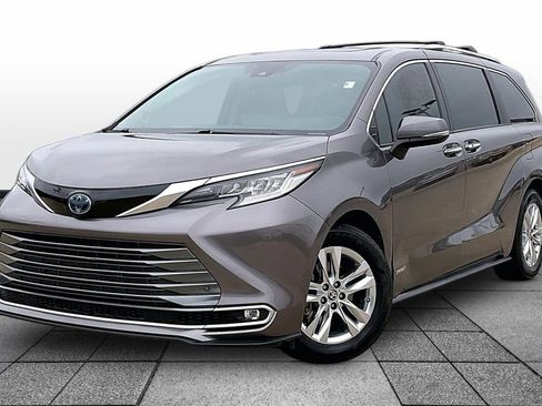 Used 2021 Toyota Sienna Limited FWD image 1