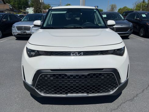 Used 2023 Kia Soul LX w/ Option Group 015 FWD image 2