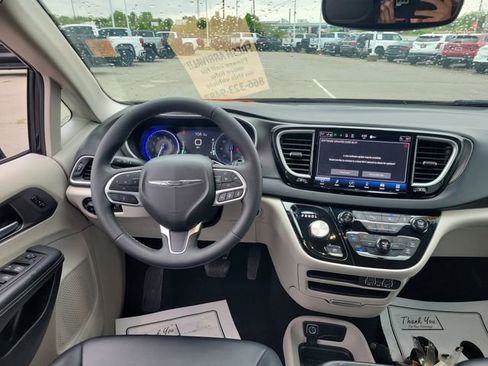 Used 2024 Chrysler Pacifica Touring-L FWD image 12