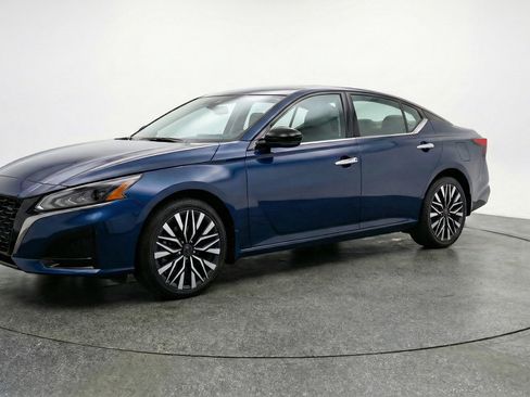 Used 2025 Nissan Altima 2.5 SV image 3